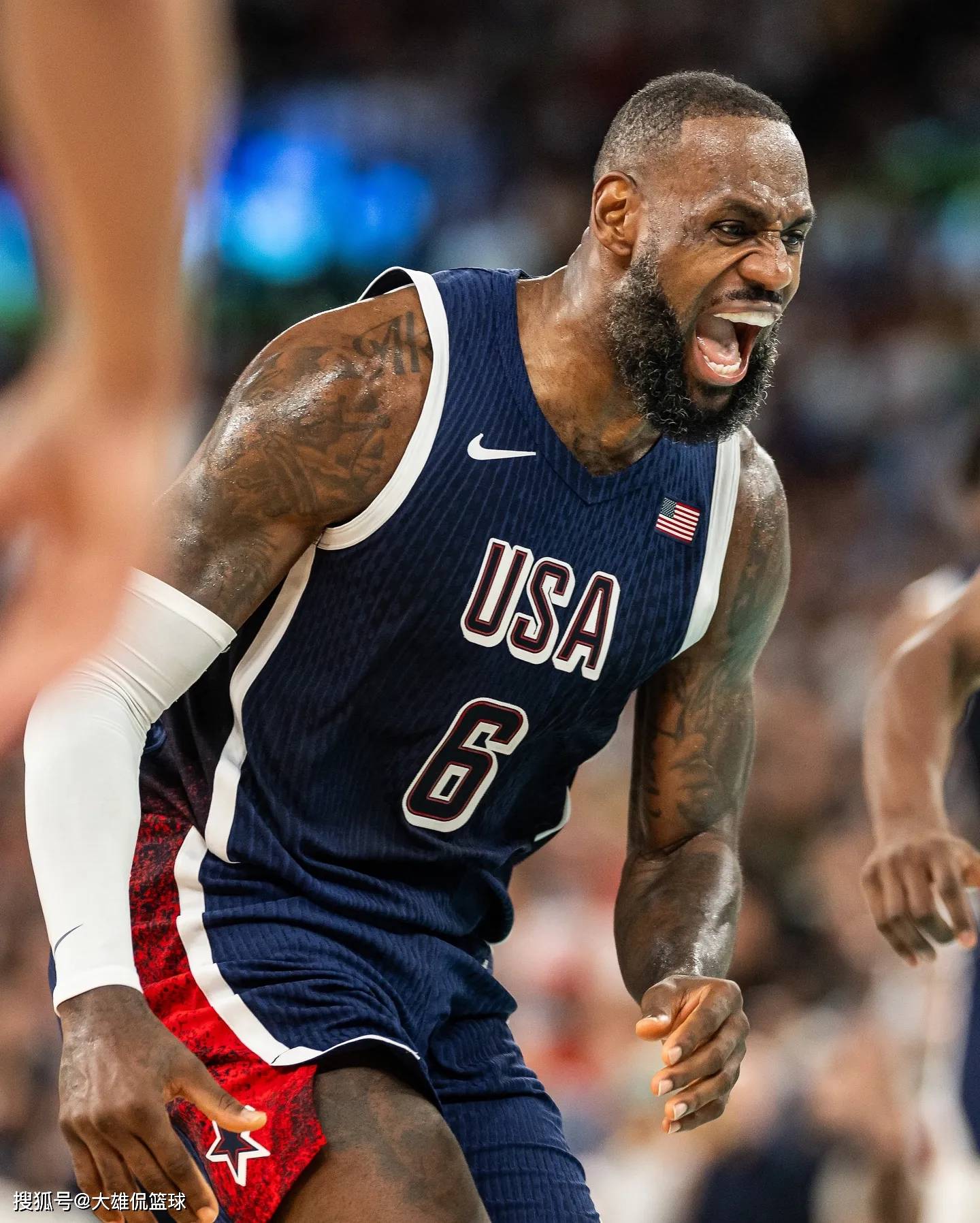 开云体育官网登录 詹姆斯抢拉塞尔mvp奖杯 